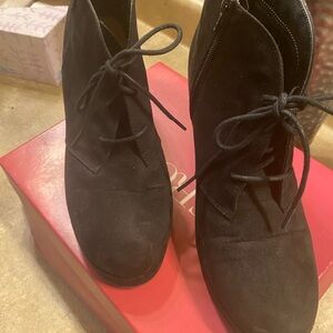 Women’s faux suede black side zip platform tie up bootie.